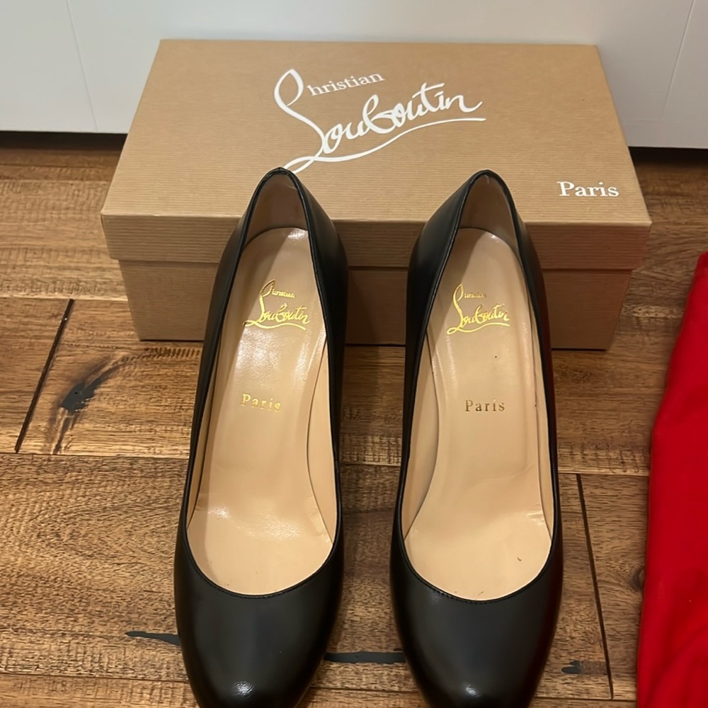 Christian Louboutin round toe healed pumps in black. size 38 1/2.